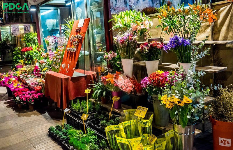Trang trí cửa hàng và sắp xếp hoa theo từng loại, mức giá để khách hàng dễ dàng lựa chọn